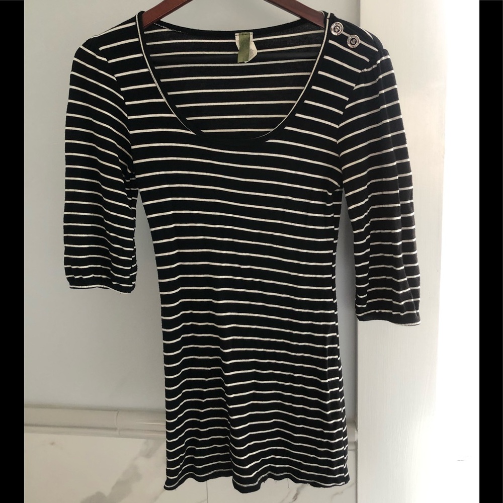 Classic black/white striped scoop neck
